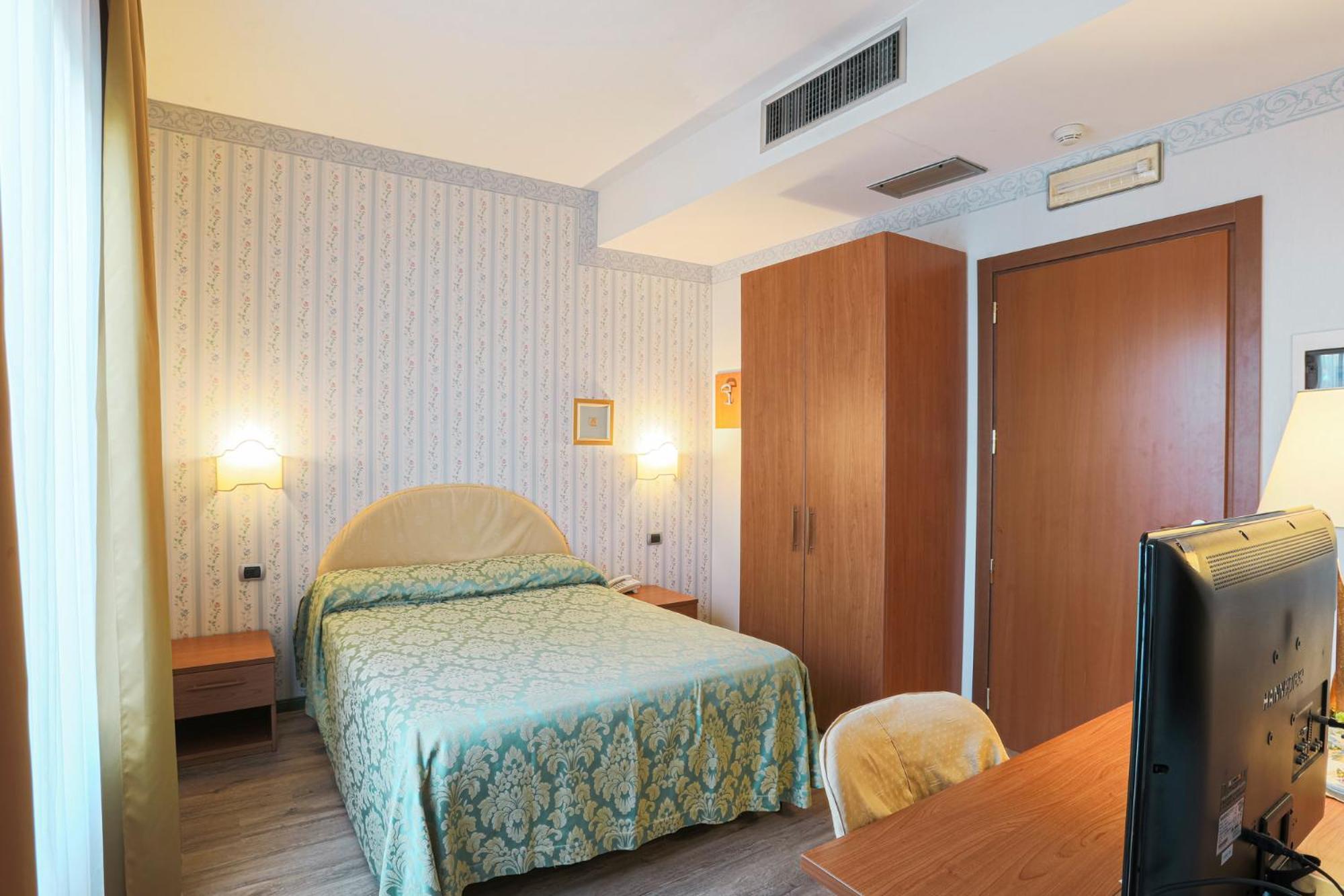 Hotel Ristorante La Lanterna Castelnuovo di Garfagnana Ngoại thất bức ảnh
