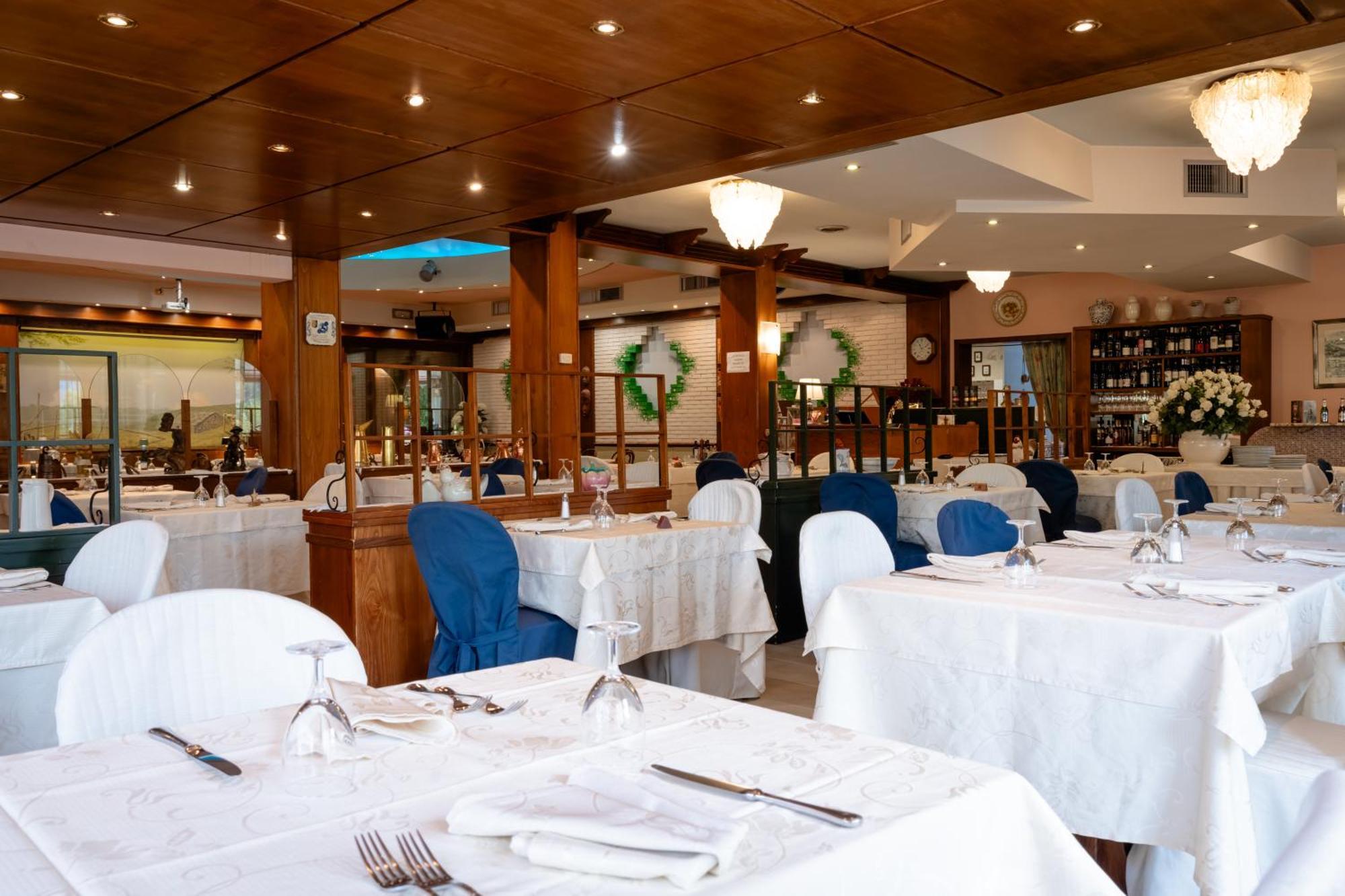 Hotel Ristorante La Lanterna Castelnuovo di Garfagnana Ngoại thất bức ảnh